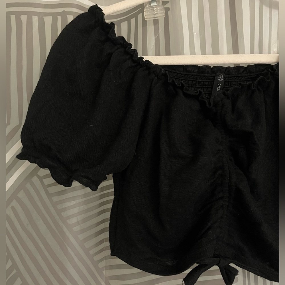 cropped black, puffy sleeved top!